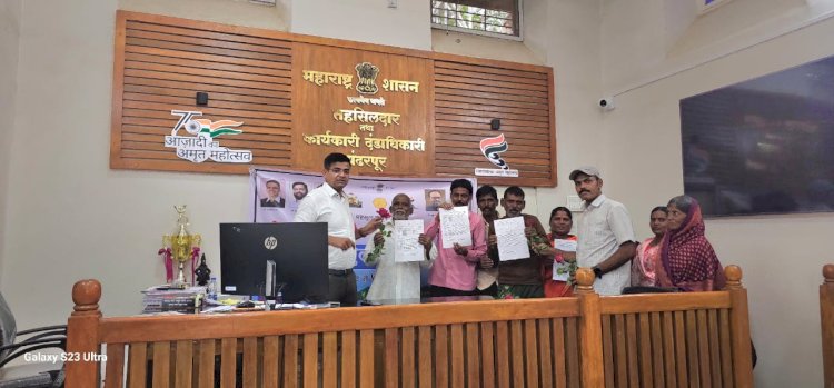 पंढरपूरात महसूल सप्ताहाचा शुभारंभ ;उत्कृष्ट अधिकारी व कर्मचारी पुरस्कार वितरण ; लाभार्थ्यांना विविध प्रमाणपत्र वितरण