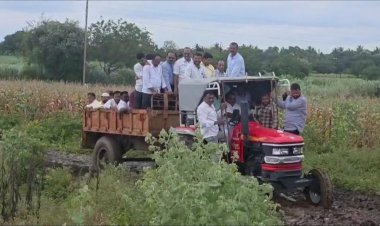 आमदार समाधान आवताडे स्वतः ट्रॅक्टर चालवून पोहोचले शेतकऱ्यांच्या बांधावर; सरकारच्या माध्यमातून सर्वतोपरी मदत मिळवून देणार - आ.आवताडे