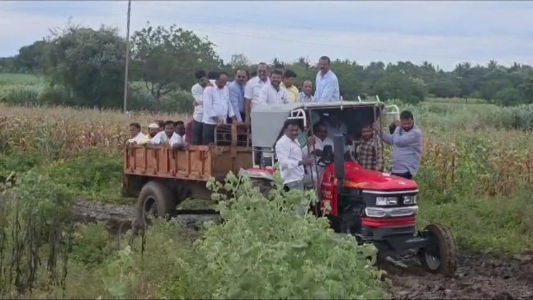 आमदार समाधान आवताडे स्वतः ट्रॅक्टर चालवून पोहोचले शेतकऱ्यांच्या बांधावर; सरकारच्या माध्यमातून सर्वतोपरी मदत मिळवून देणार - आ.आवताडे