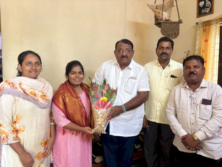 राष्ट्रवादीच्या वतीने महसूल सहाय्यकपदी निवड झाल्याबद्दल सोनिया कागदे यांचा सन्मान 