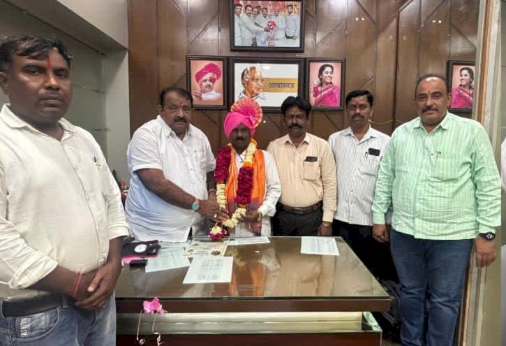 राष्ट्रवादीचे नेते नागेश फाटे यांच्या हस्ते काँग्रेसचे जिल्हा उपाध्यक्ष मोरे, गादेगाव सोसायटीचे चेअरमन अविनाश बागल यांचा सत्कार