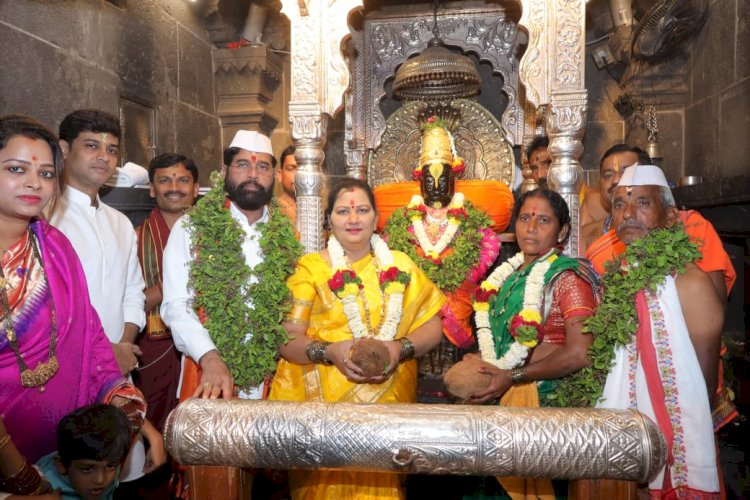 कार्तिकी एकादशीची श्री विठ्ठल रुक्मिणीची शासकीय महापूजा उपमुख्यमंत्री एकनाथ शिंदे व मानाचे वारकरी रामराव वालेगावकर यांच्या हस्ते सपत्नीक संपन्न