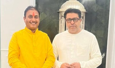 राज ठाकरे यांची मनसे नेते दिलीप धोत्रे यांच्या पाठीवर कौतुकाची थाप 