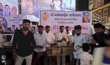 पंढरपुरात मिरवणुकीत सामील झालेल्या नागरिकांना पिण्याच्या पाण्याचे बॉटल वाटप 