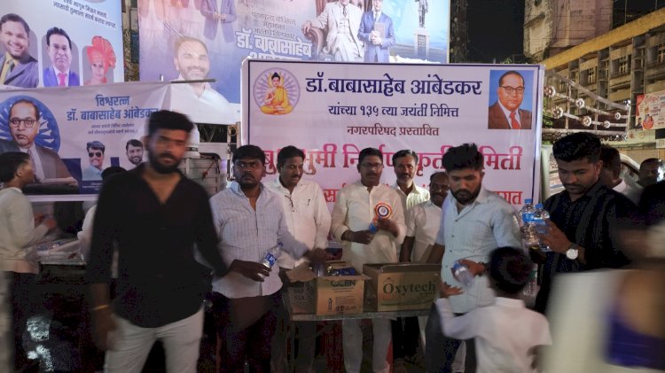 पंढरपुरात मिरवणुकीत सामील झालेल्या नागरिकांना पिण्याच्या पाण्याचे बॉटल वाटप 