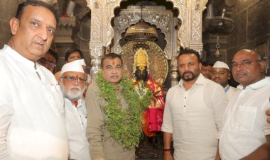 केंद्रीय रस्ते व वाहतूक मार्ग मंत्री नितीन गडकरी यांनी घेतले श्री विठ्ठल रुक्मिणी मातेचे दर्शन