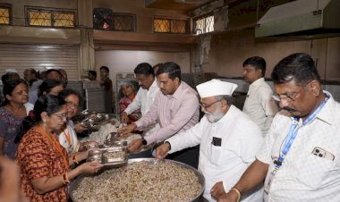 कमला एकादशीनिमित्त शिवसेना जिल्हाप्रमुख संभाजी शिंदे यांचेवतीने भाविकांना फराळाचे वाटप