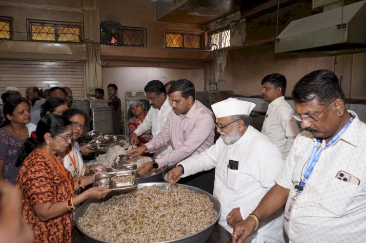 कमला एकादशीनिमित्त शिवसेना जिल्हाप्रमुख संभाजी शिंदे यांचेवतीने भाविकांना फराळाचे वाटप