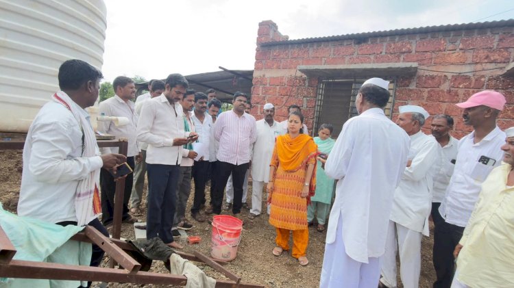 कासेगाव येथे खासदार प्रणिती शिंदे यांचा ग्रामसंवाद; महावितरणच्या कारभारावर संताप, शेतकऱ्यांच्या प्रश्नांवर तातडीने कारवाईच्या सूचना